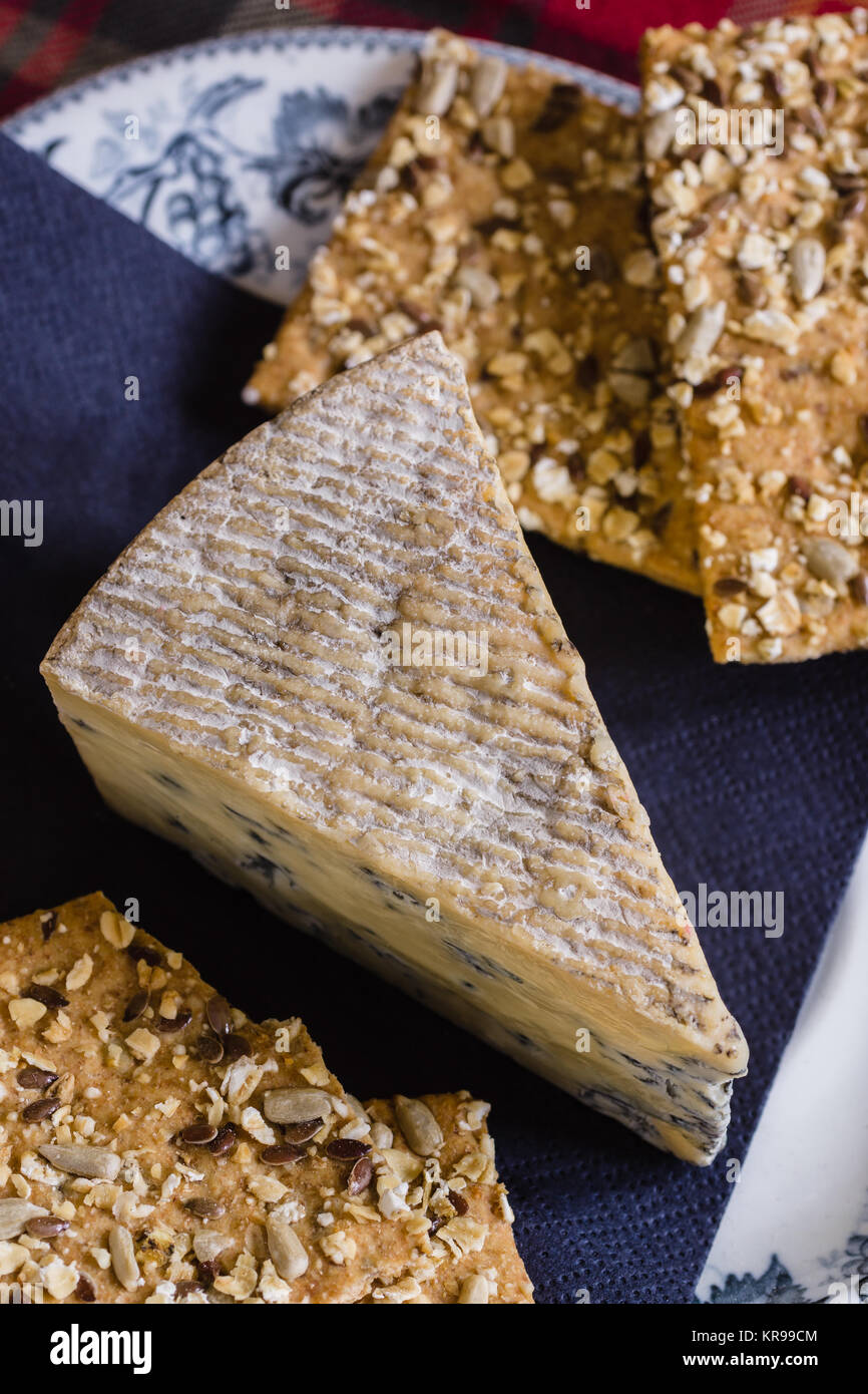 Coppia Perl Las un Stilton stile blu britannico di formaggio servita con cracker di farro Foto Stock
