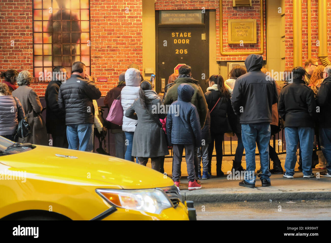 Tifosi in attesa al di fuori della fase di Porta il teatro Lunt-Fontanne per Roald Dahl di Charlie e la Fabbrica di Cioccolato, NYC, STATI UNITI D'AMERICA Foto Stock