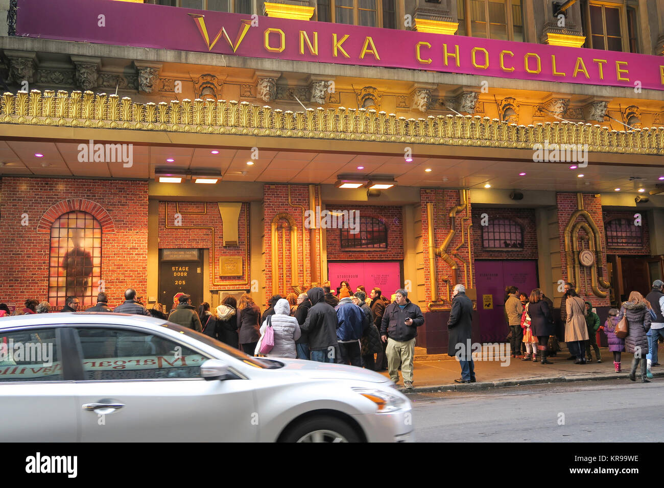 Tifosi in attesa al di fuori della fase di Porta il teatro Lunt-Fontanne per Roald Dahl di Charlie e la Fabbrica di Cioccolato, NYC, STATI UNITI D'AMERICA Foto Stock
