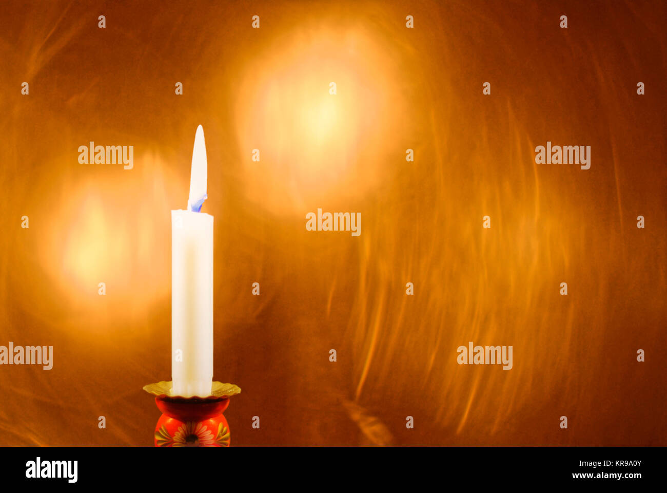 Foto atmosferica con una candela di Natale Foto Stock