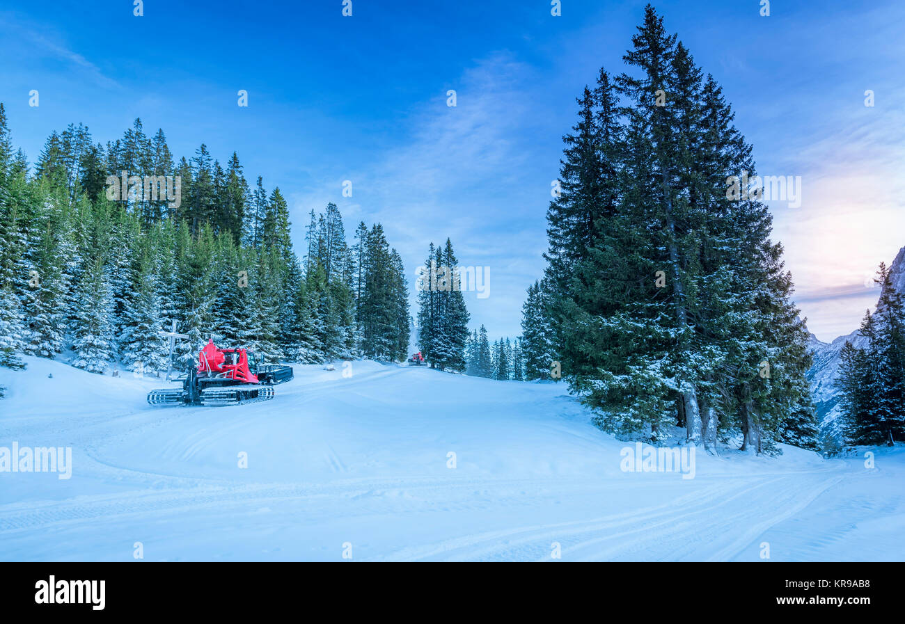 Strade innevate attraverso la foresta alpina, in Austria Foto Stock