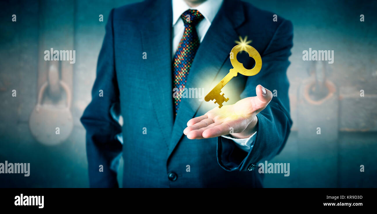 Uomo d'affari offrendo una chiave dorata in Aprire Palm Foto Stock