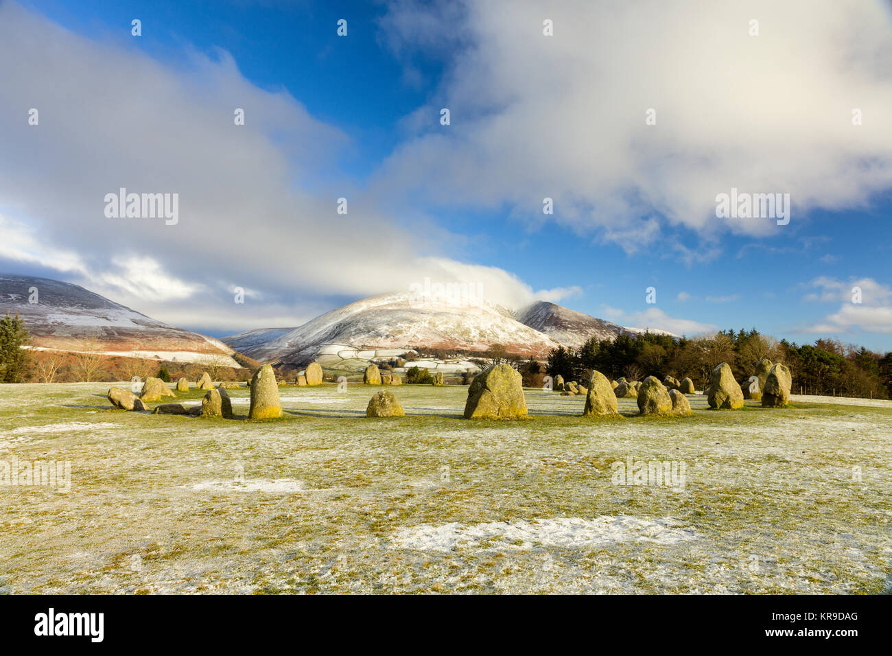 Castlerigg Stone Circle e Snow capped Blencathra, il Lake District inglese, REGNO UNITO Foto Stock