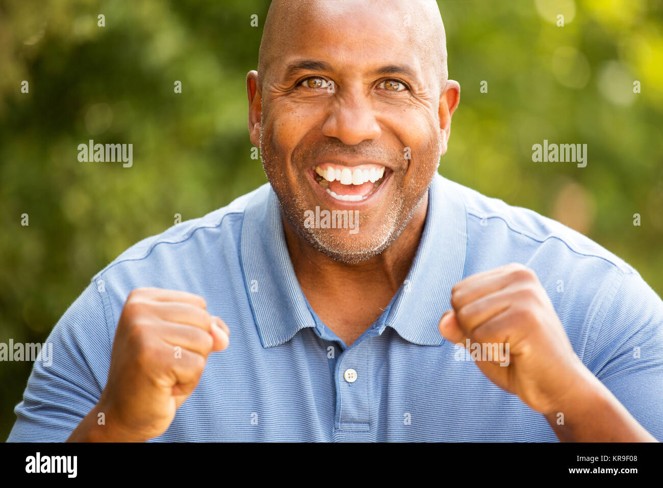 African American uomo pompaggio di suo pugno. Foto Stock