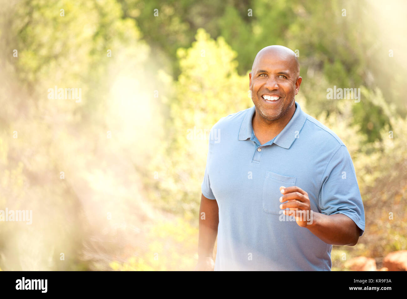 African American uomo jogging all'esterno. Foto Stock