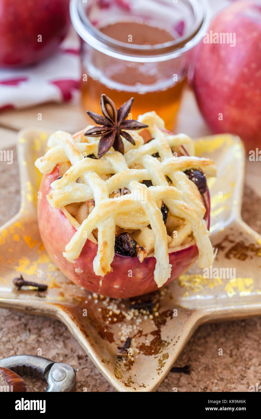 Gefuellter Apfel mit Blaetterteig, Honig und Gewuerzen Foto Stock