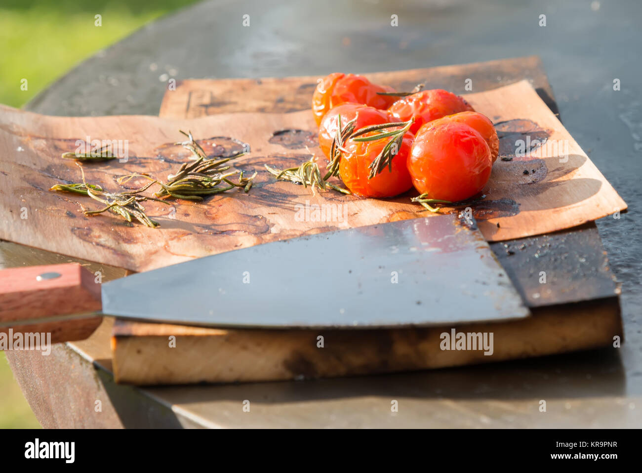 Pomodori in padella per grigliare la tabella Foto Stock