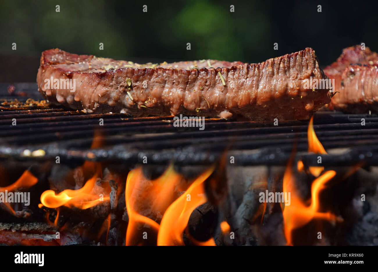 Bistecca di manzo alla griglia su fiamma di fuoco barbecue grill Foto Stock