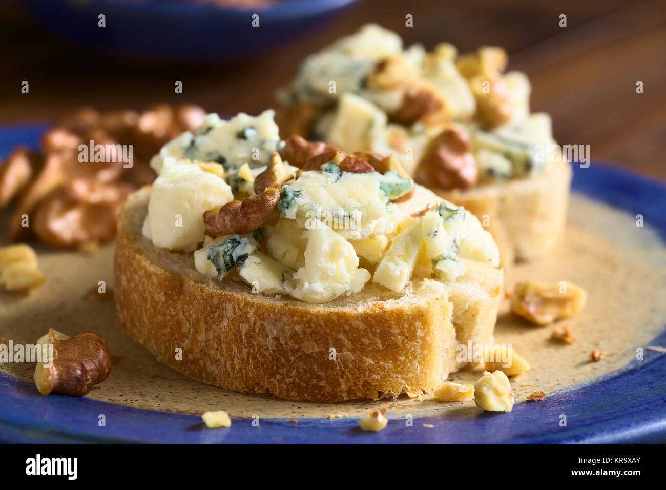 Formaggio blu di legno di noce e tartine Foto Stock