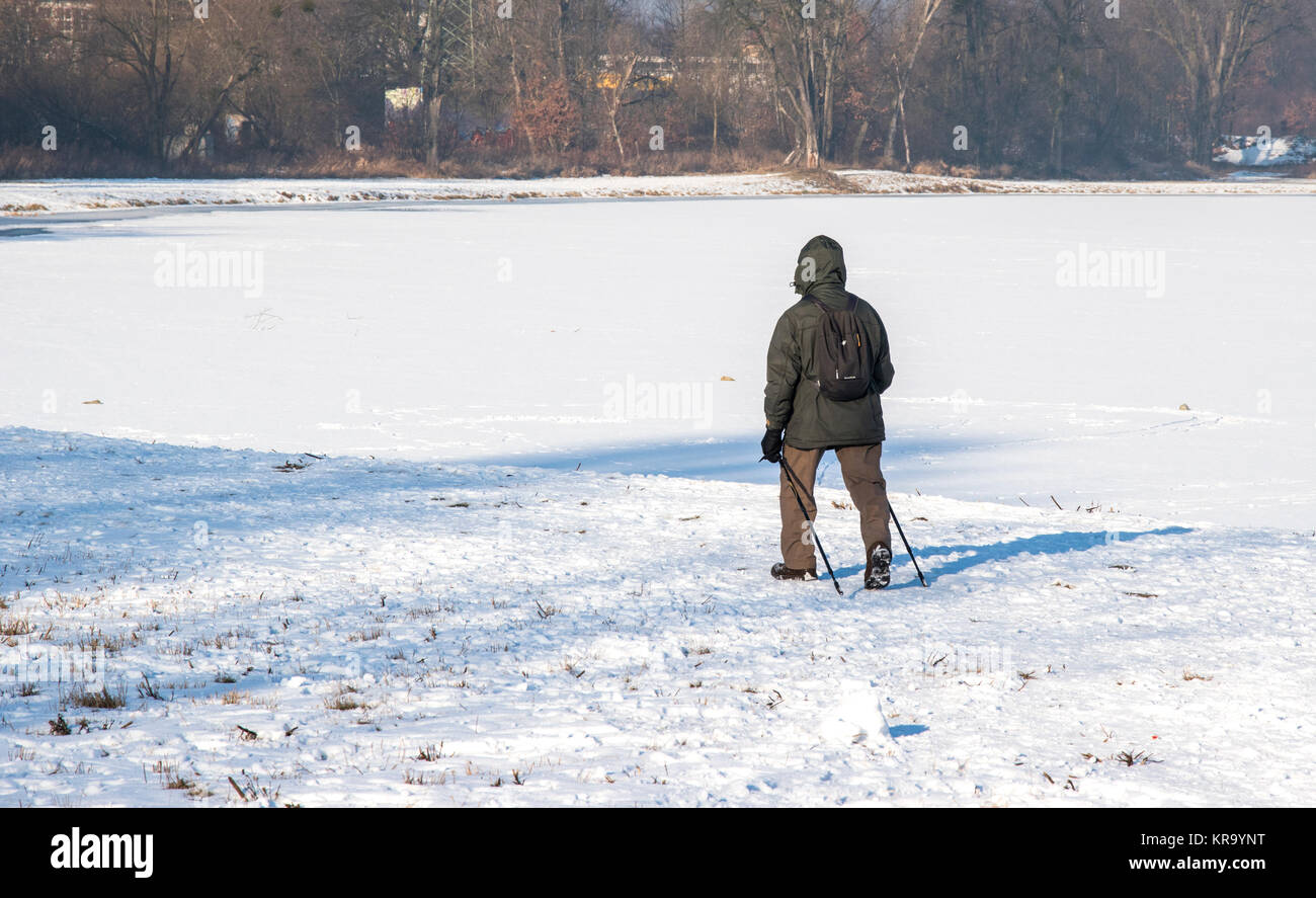 Gli uomini con pali trekking su una solitaria winter spedizione foto Foto Stock