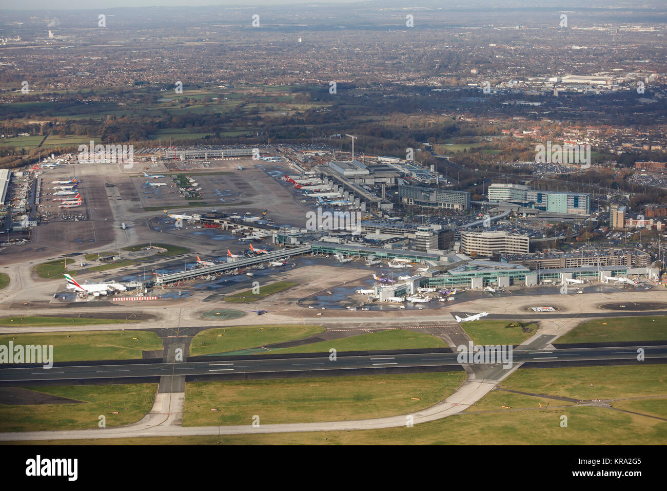 Una veduta aerea di attività presso l'aeroporto di Manchester Foto Stock