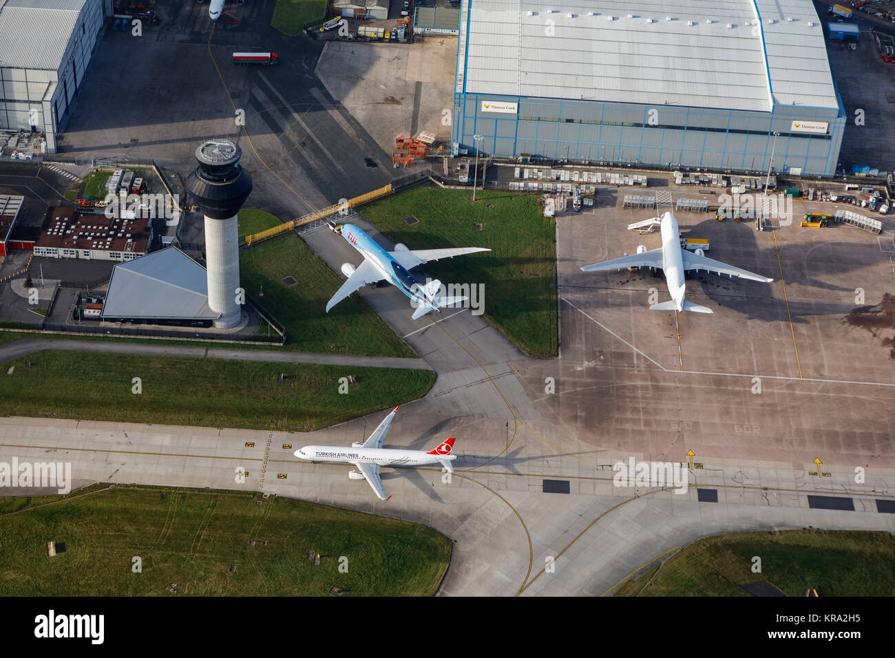 Una veduta aerea di attività presso l'aeroporto di Manchester Foto Stock