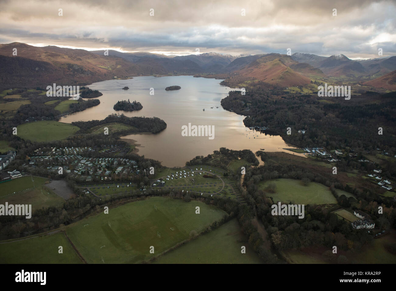Una veduta aerea di Derwentwater Near Keswick presto su un inverno mattina Foto Stock