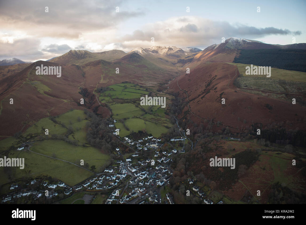 Una veduta aerea del villaggio di Braithwaite e i monti Pennini oltre Foto Stock