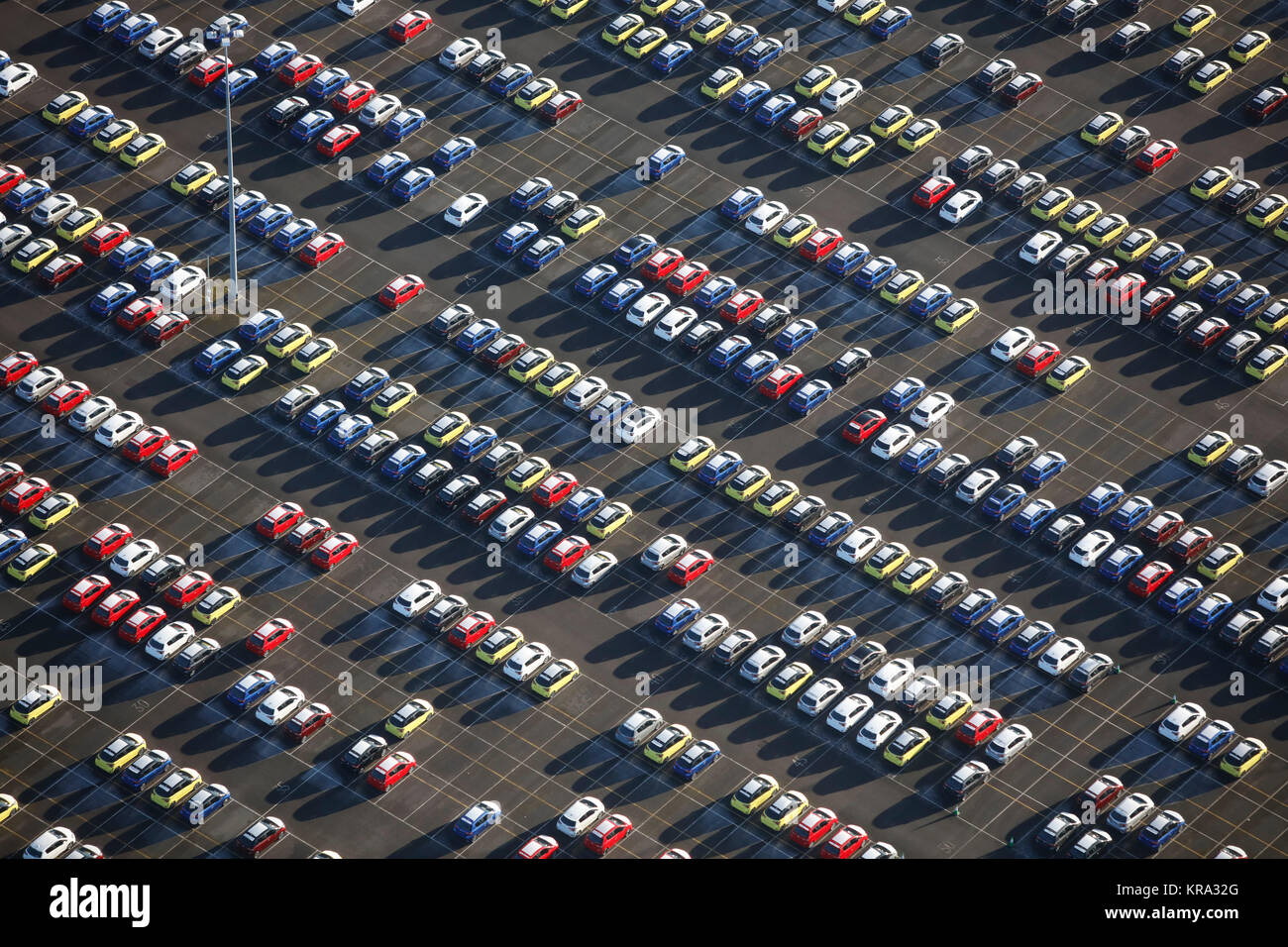 Una vista astratta di automobili parcheggiate Foto Stock