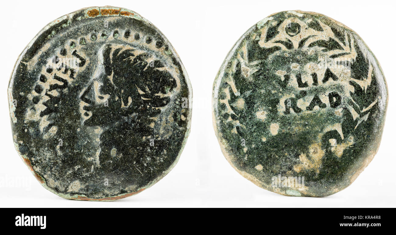 Antico Romano Moneta di bronzo di Augusto Ae25 da Hispania. IVLIA TRAD.  Iulia Traducta Foto stock - Alamy