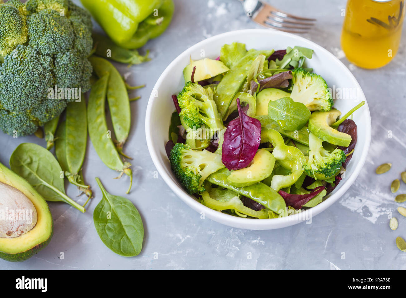 Dieta verde insalata di verdure con piselli, broccoli, avocado e semi di zucca. Vegano cibo sano concetto. Foto Stock