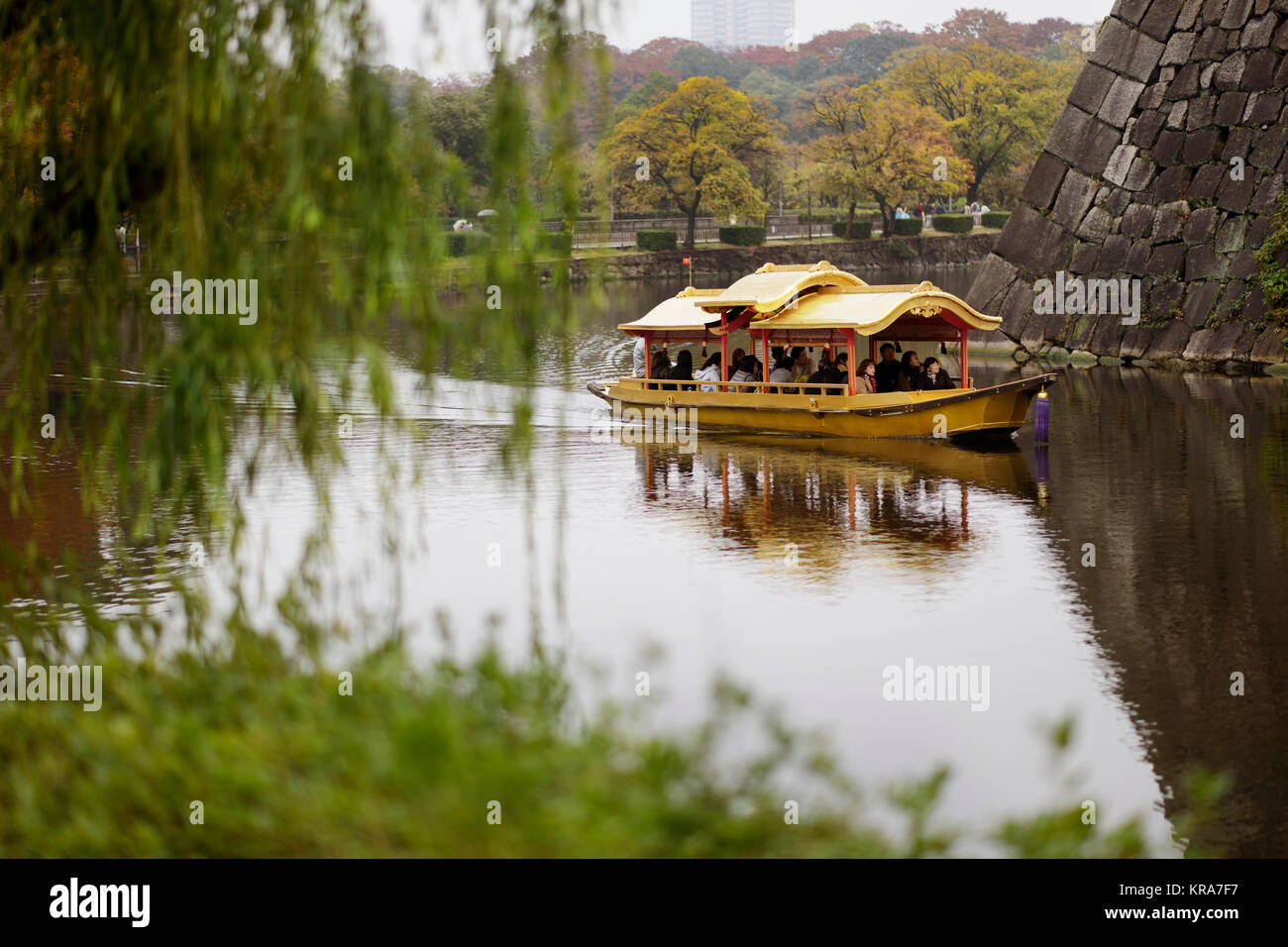 Persone che fanno un giro su Osaka-jo Gozabune in barca al parco del Castello di Osaka fossato interno canal in una nebbiosa mattina autunnale. Chuo Ward, città di Osaka, Giappone 2017 Foto Stock