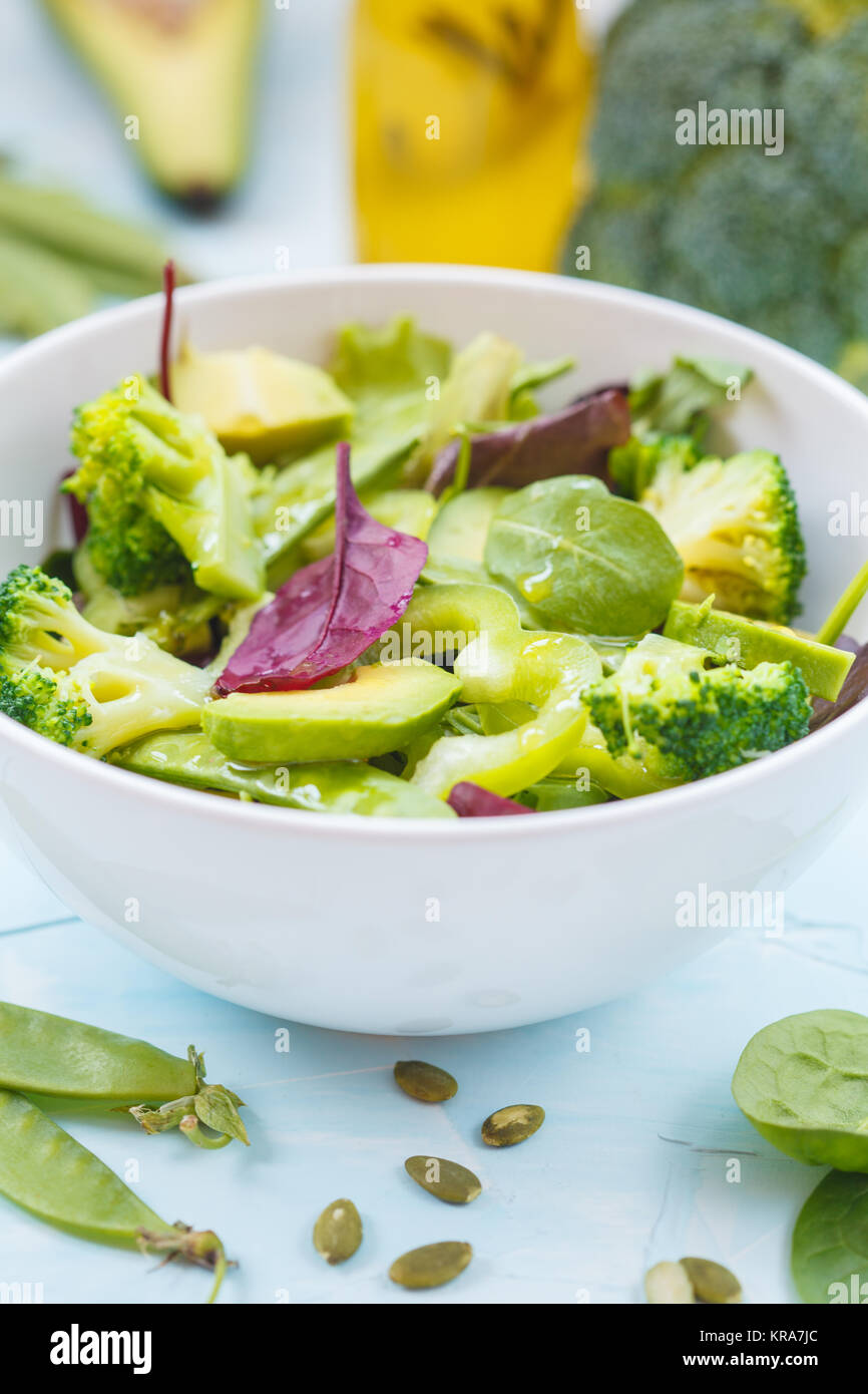 Dieta verde insalata di verdure con piselli, broccoli, avocado e semi di zucca. Vegano cibo sano concetto. Foto Stock