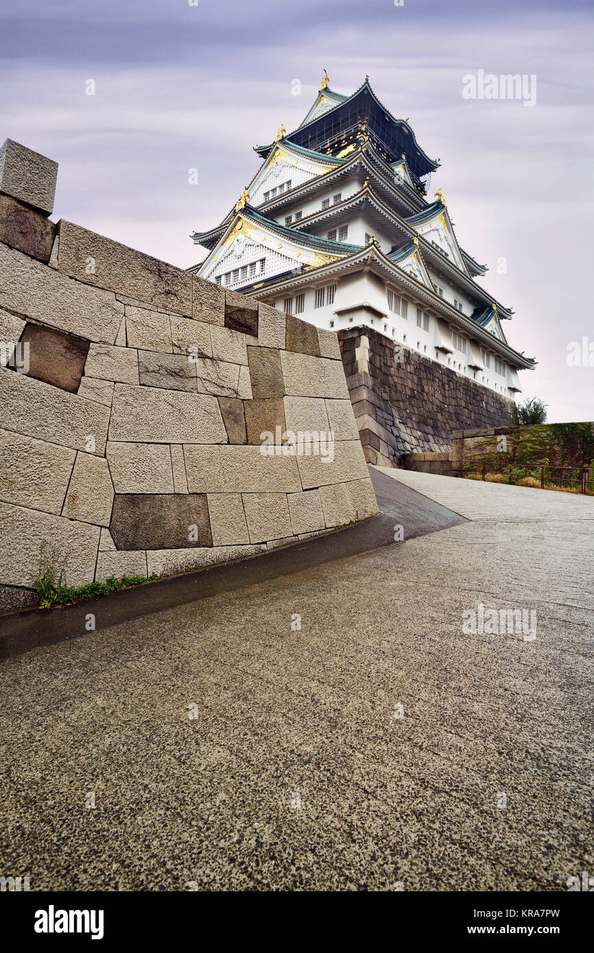 Il Castello di Osaka, Osakajo e la sua pietra mura di fortificazione, basso angolo di visione, bella foschia mattutina sunrise scenario. Osaka, Giappone 2017 Foto Stock