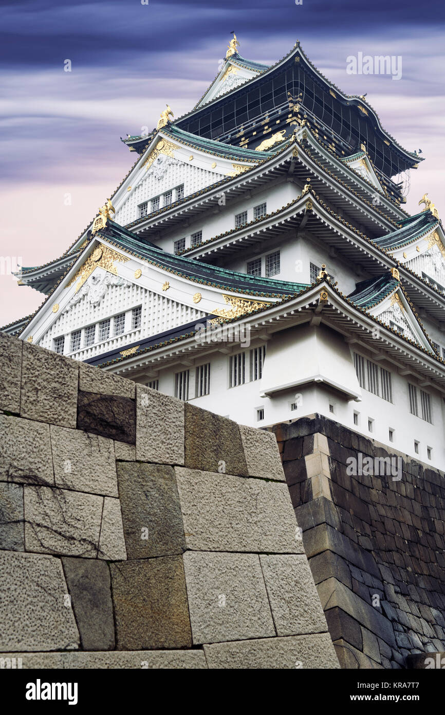 Il Castello di Osaka, Giappone di importanza culturale e storica pietra miliare, Osaka-jo in drammatico sunrise. La luce del mattino. Osaka, Giappone 2017 Foto Stock
