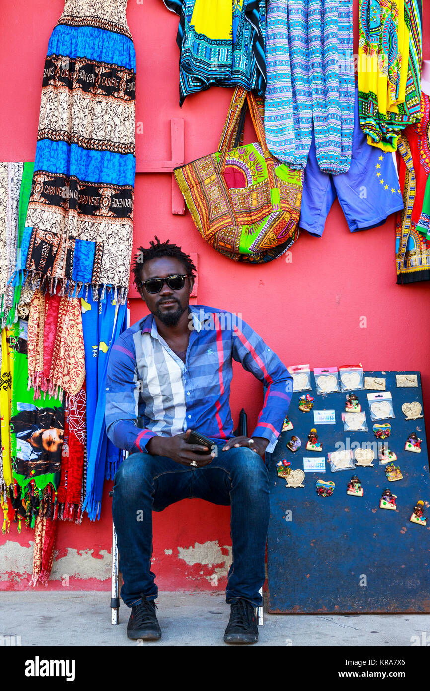 Negoziante chiamato Pansy chi è il proprietario di un negozio in una strada posteriore in Santa Maria, Isola di Sal, Capo Verde che vendono souvenir per i turisti. Foto Stock