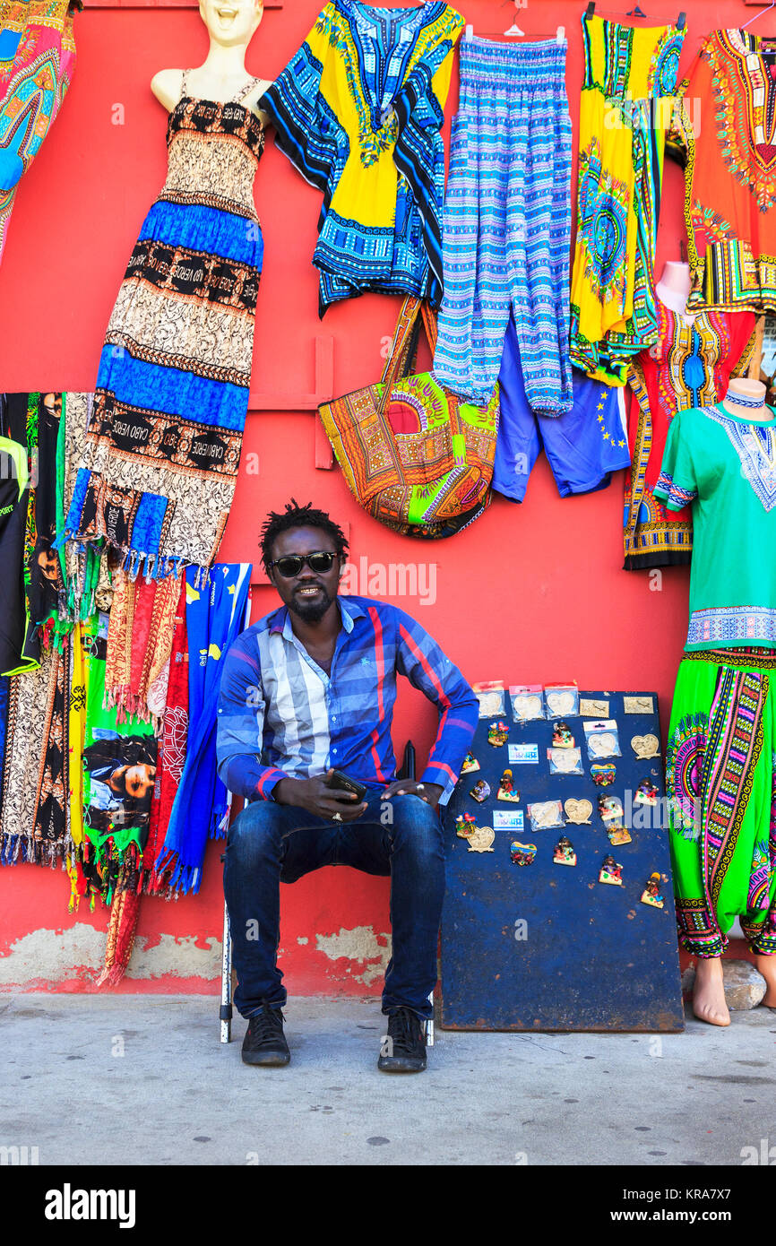Negoziante chiamato Pansy che possiede un negozio di souvenir in Santa Maria, Isola di Sal, Salina, Capo Verde, Africa Foto Stock