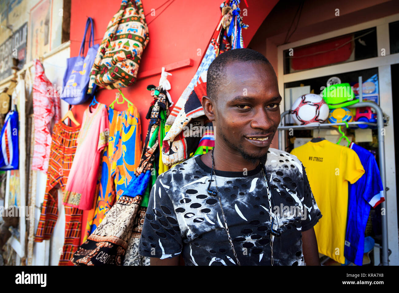 Uomo che lavora in un negozio in una strada secondaria di Santa Maria, che vendono souvenir per i turisti. Sal, isola di Sal Capo Verde Foto Stock