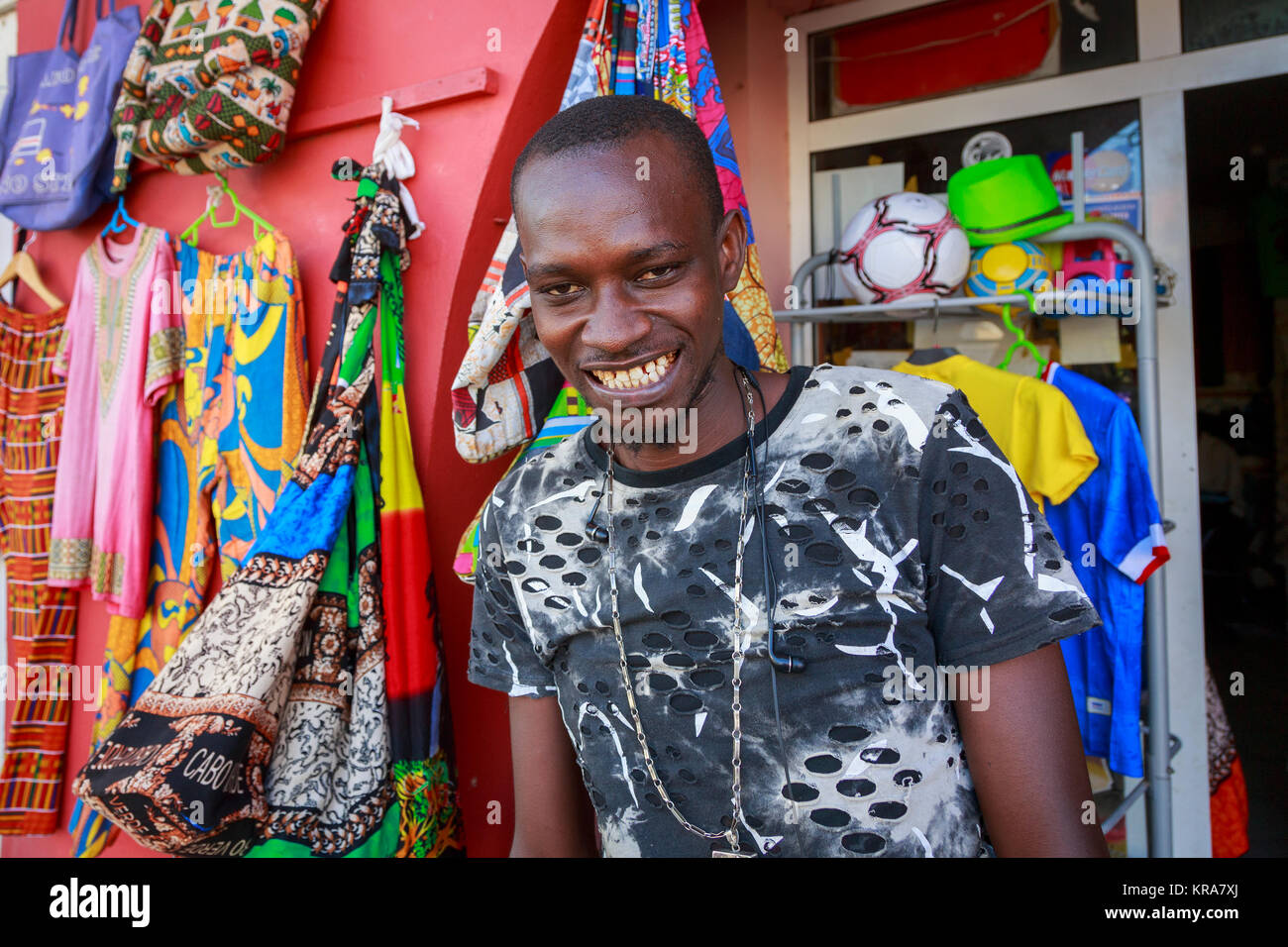 Uomo che lavora in un negozio di souvenir per i turisti, Santa Maria, Sal, Salina, Capo Verde, Africa Foto Stock