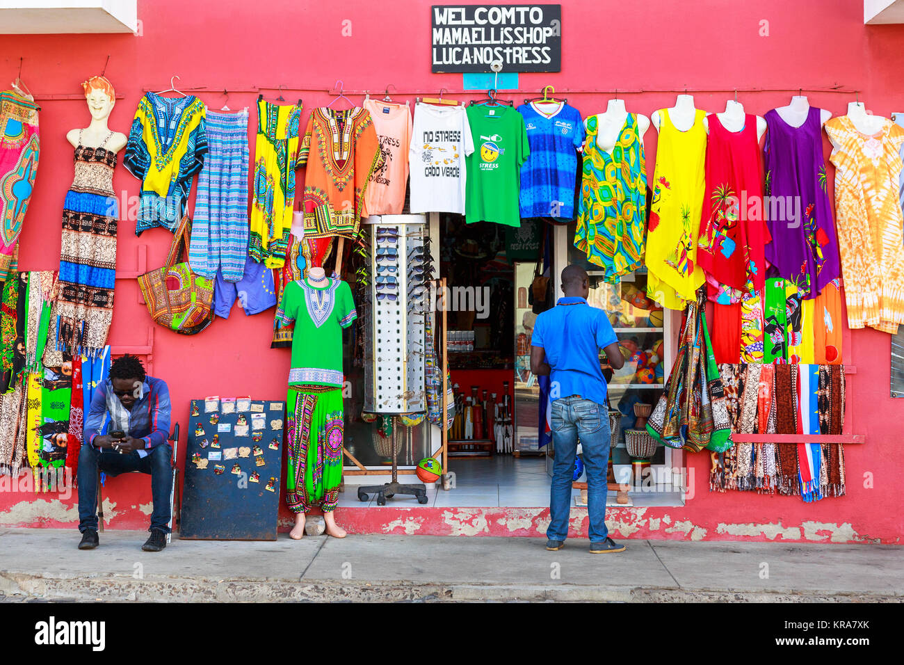 Negozio di souvenir vendita di abbigliamento, cappelli e negozio di souvenir per i turisti. Santa Maria, Sal, Salina, Capo Verde, Africa Foto Stock