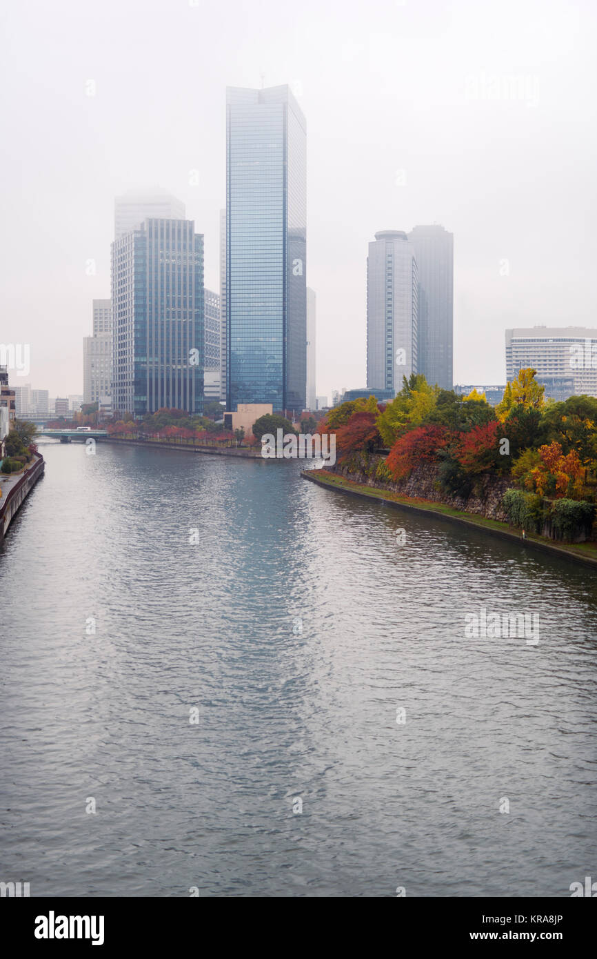 Osaka city downtown Chuo-ku financial district Okawa River e alti torri, la torre di cristallo e altri in colori d'autunno foggy scenario urbano. ChÅ"Å Foto Stock