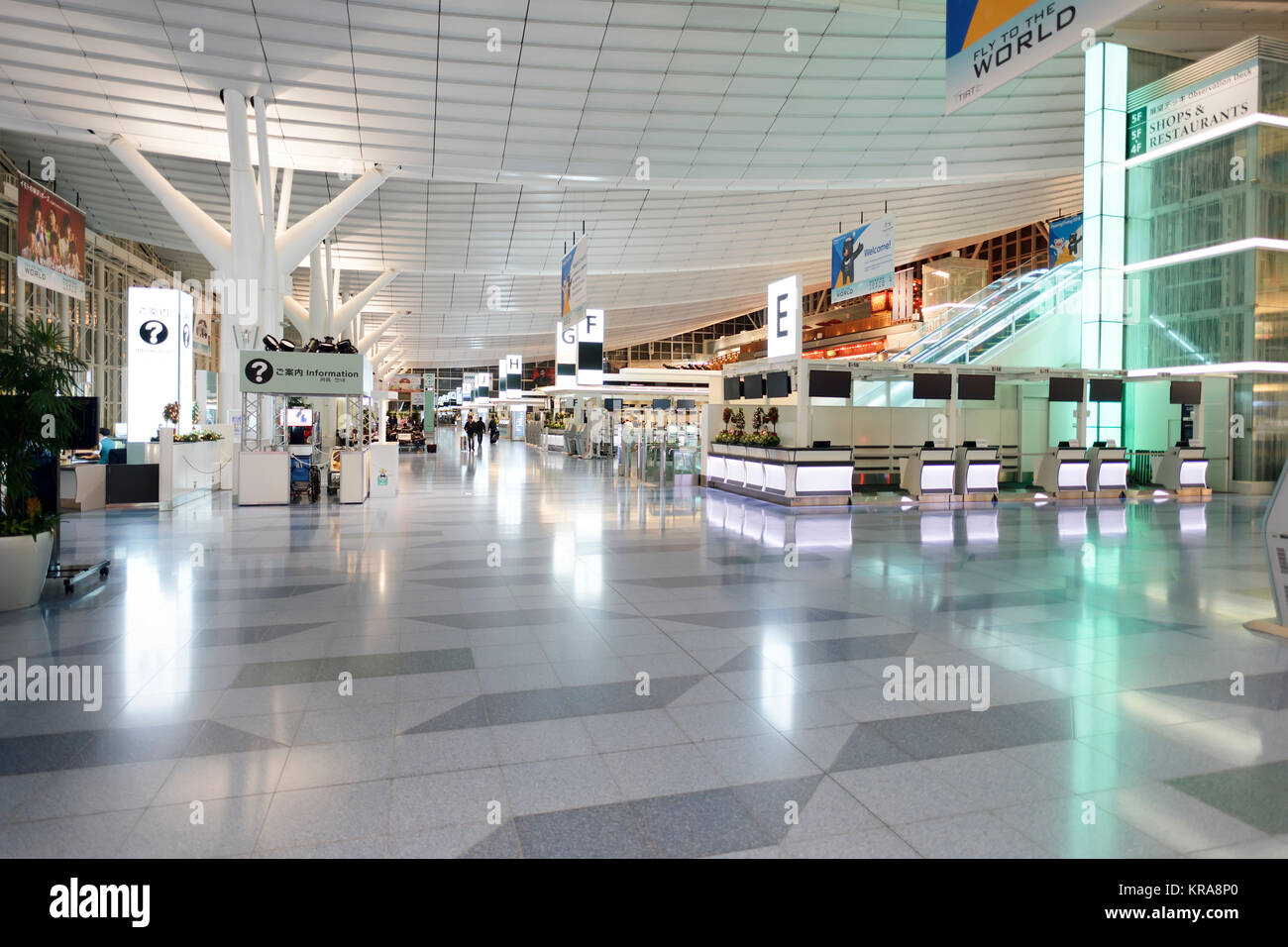 Tokyo Haneda International Airport Terminal atrio luminoso e spazioso. Di Haneda di Tokyo, Giappone 2017. Foto Stock
