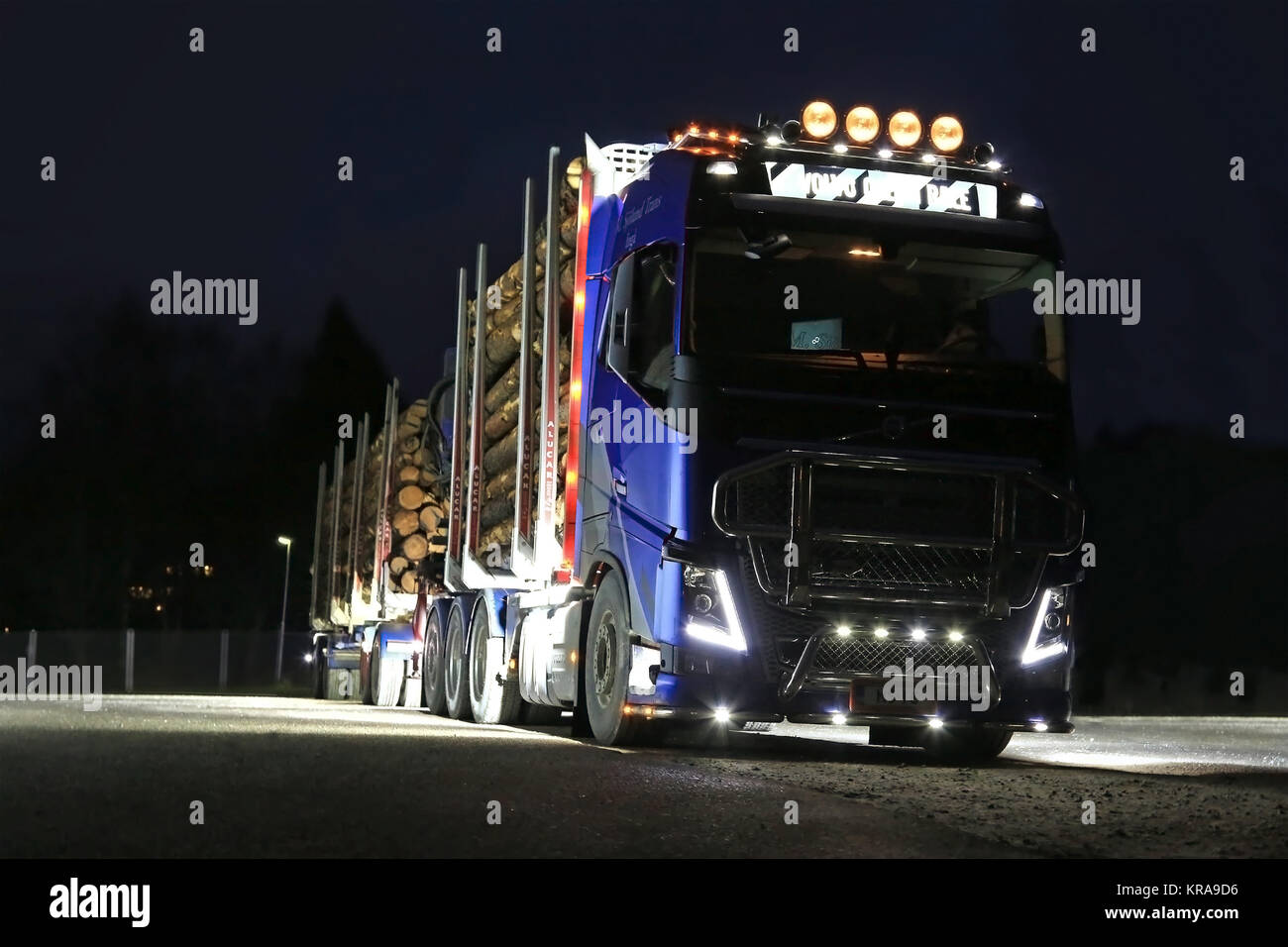 SALO, Finlandia - 15 novembre 2014: Volvo FH16 carrello di registrazione con i fari anteriori e le luci di lavoro accese nel buio. In Utsjoki, Finlandia la notte polare begi Foto Stock