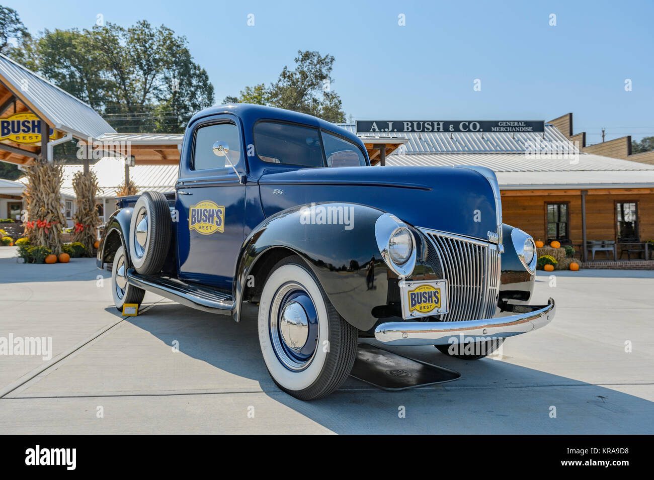 1940 Ford blue mezza tonnellata pickup truck con segni distintivi di prua anteriore su schermo di A.J. Bush & Company Centro Visita e Museo in Chestnut Hill TN. Foto Stock