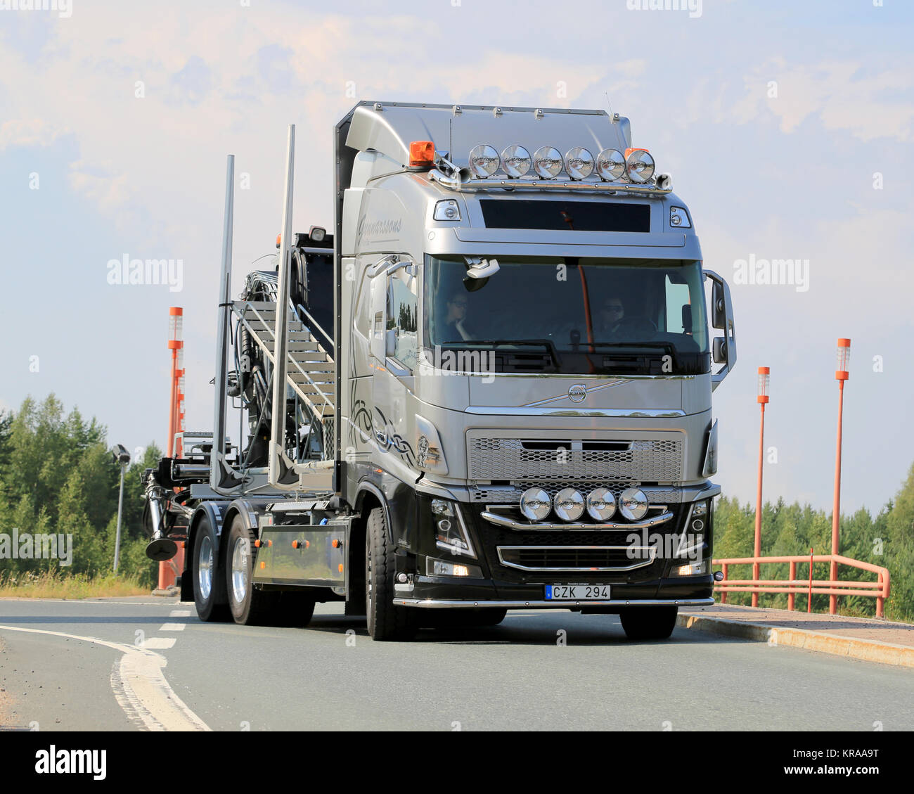 LEMPAALA, Finlandia - 7 agosto 2014: svedese mostra carrello Volvo FH16 di Gunnarssons arriva a Lempaala come parte del convoglio di camion che di potenza Visualizza carrello 2 Foto Stock