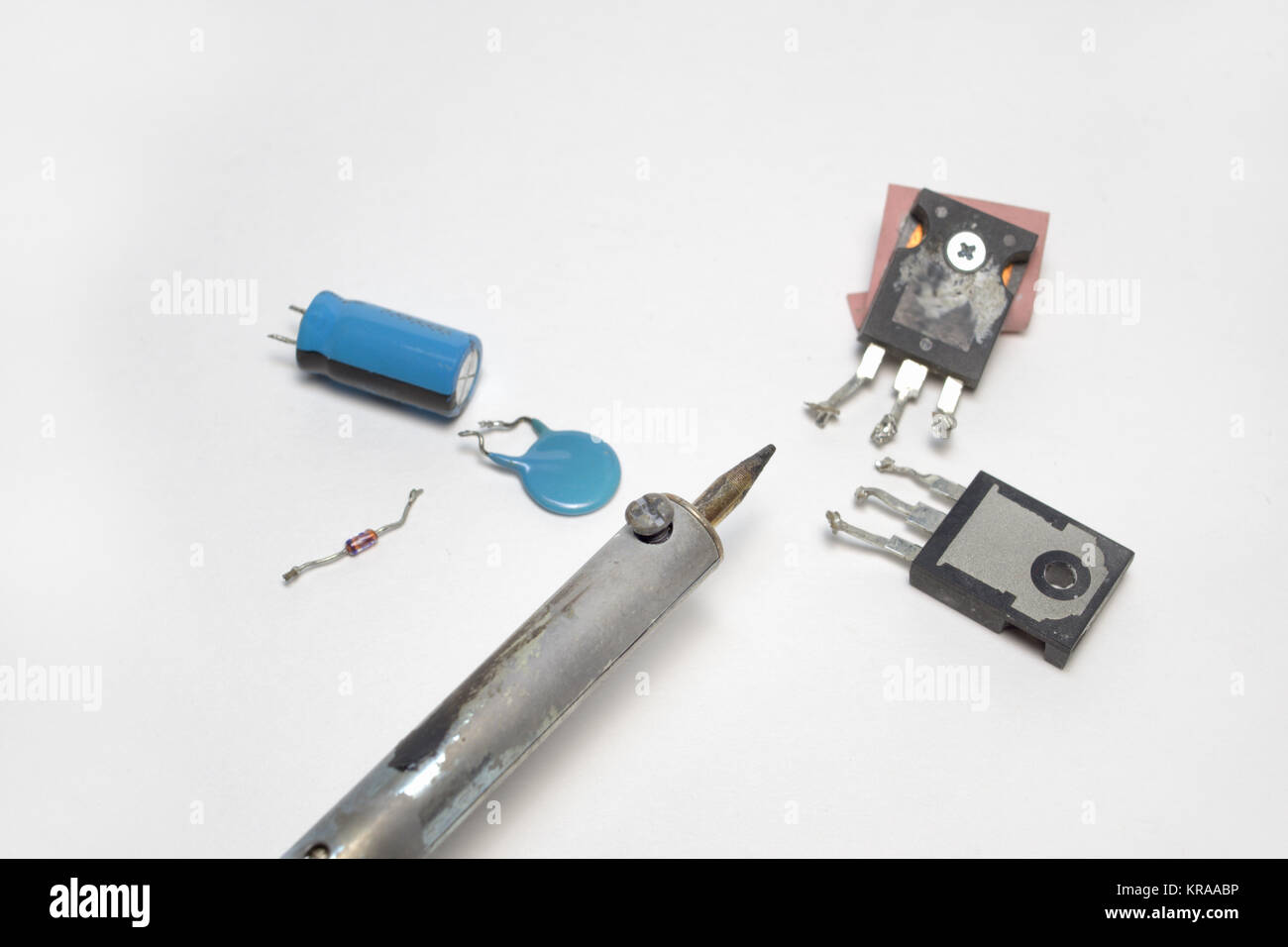 Frammento di saldatore e componenti di elettronica Foto Stock