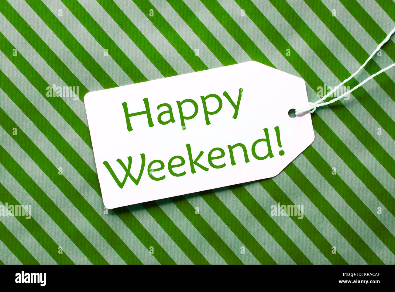 Una etichetta su un verde listati carta di avvolgimento. Textured Background. Tag con nastro. Testo inglese Happy Weekend Foto Stock
