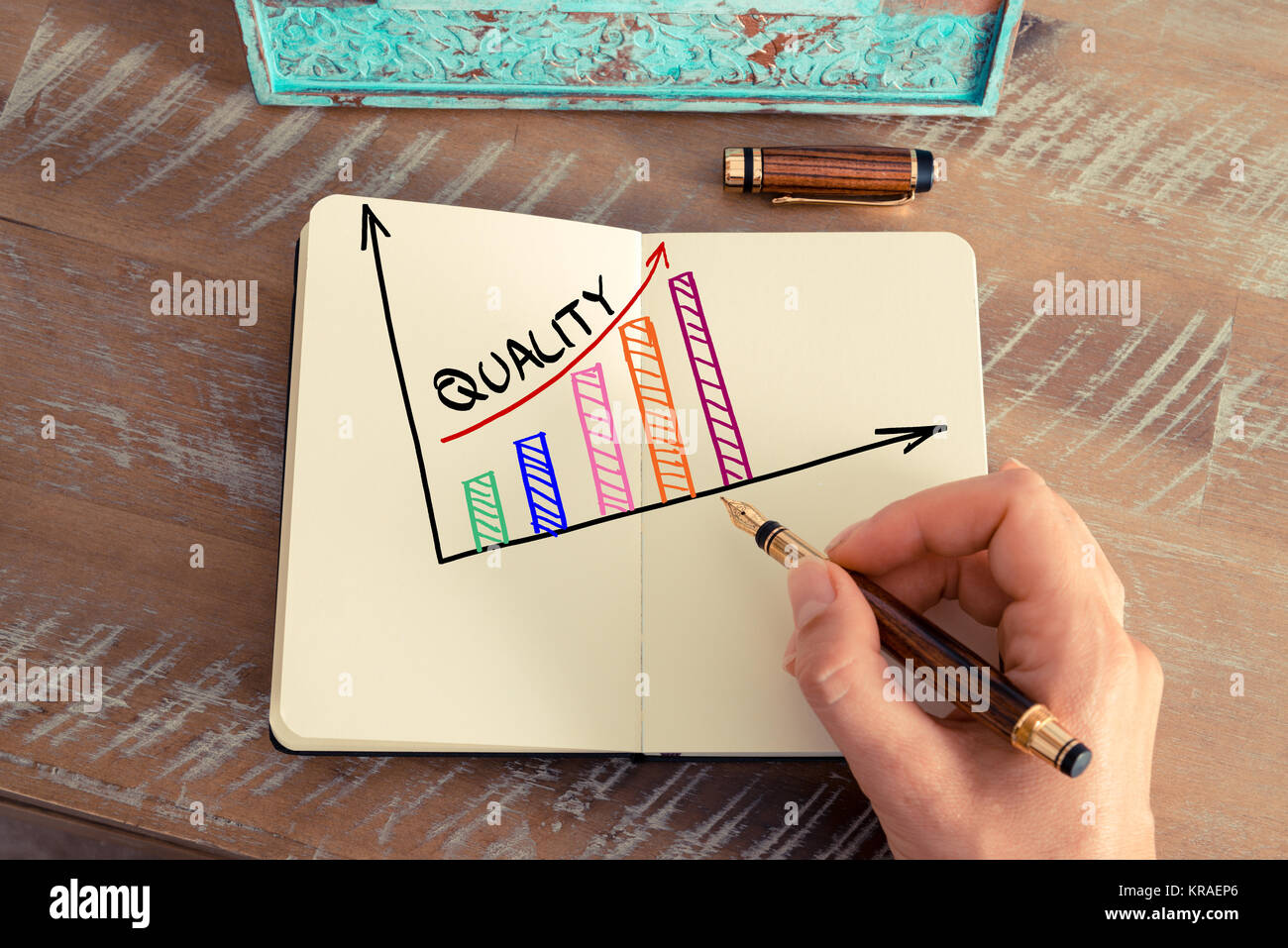 Business donna di disegno di un coloratissimo grafico di qualità Foto Stock