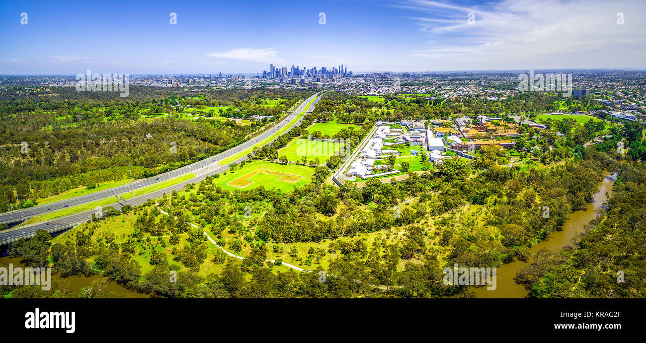 Panorama dell'antenna dell est della superstrada che conduce al CBD di Melbourne e grattacieli sulla luminosa giornata estiva Foto Stock