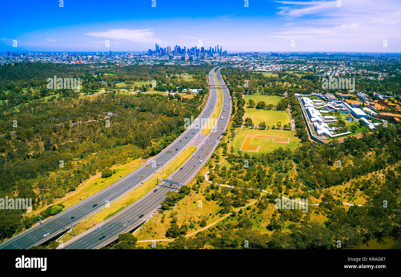 Panorama dell'antenna del parco verde, Politecnico di Melbourne e il CBD di Melbourne e grattacieli in lontananza sul giorno di estate Foto Stock