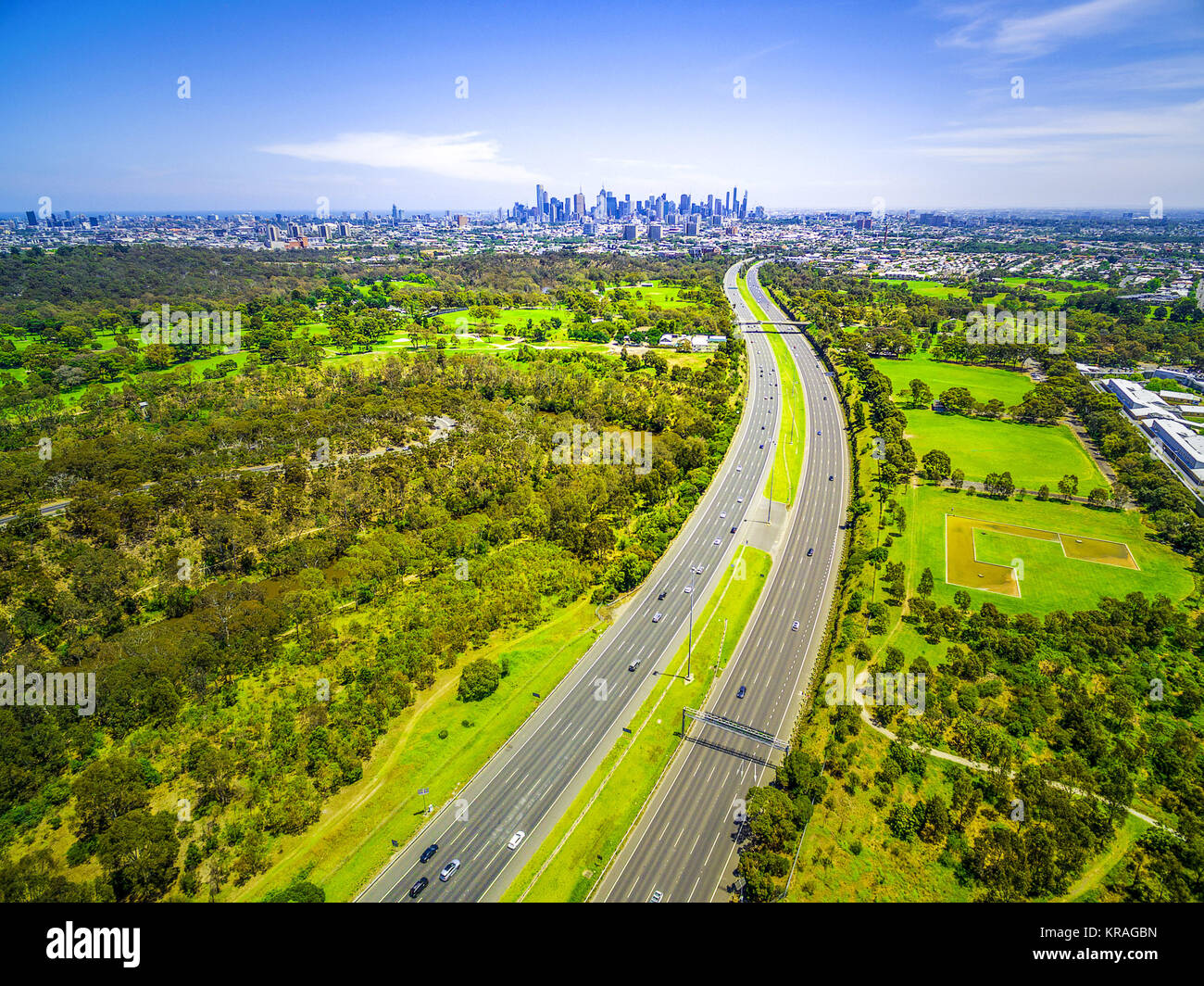 Vista aerea dell'autostrada e Melbourne skyline della città Foto Stock