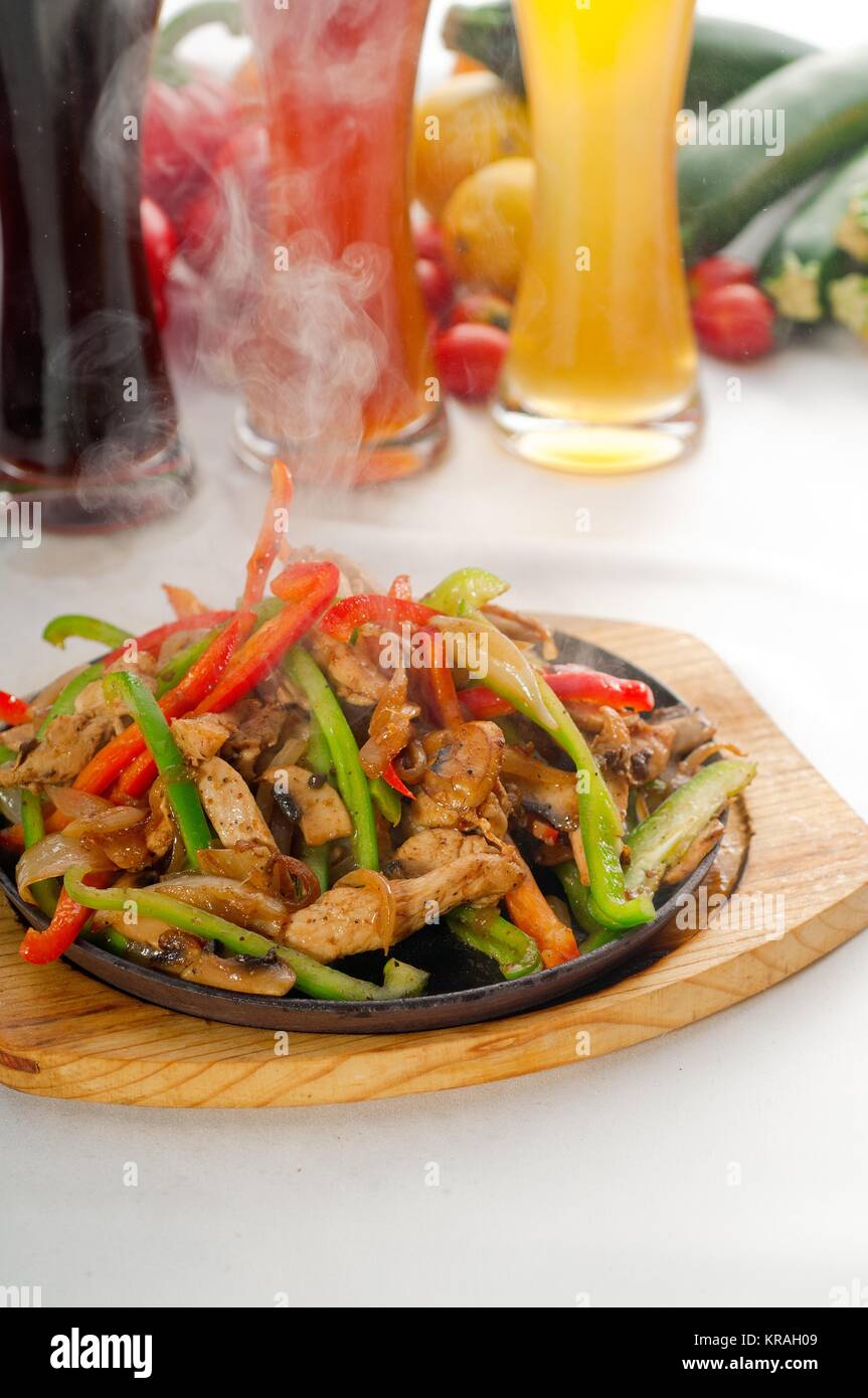 Originale sfrigolanti fajita caldo sulla piastra di ferro Foto Stock