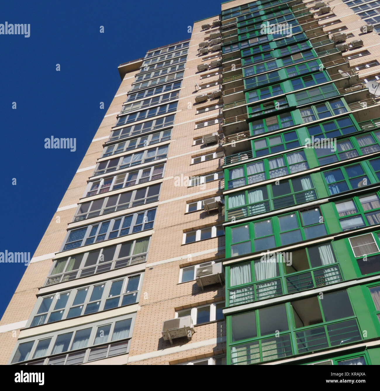 Un edificio a più piani. Architettura moderna. Foto Stock