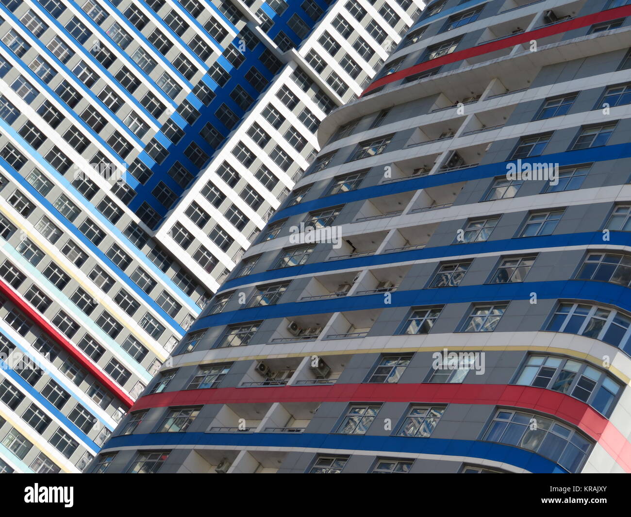 Un edificio a più piani. Architettura moderna. luminose grattacielo. Foto Stock