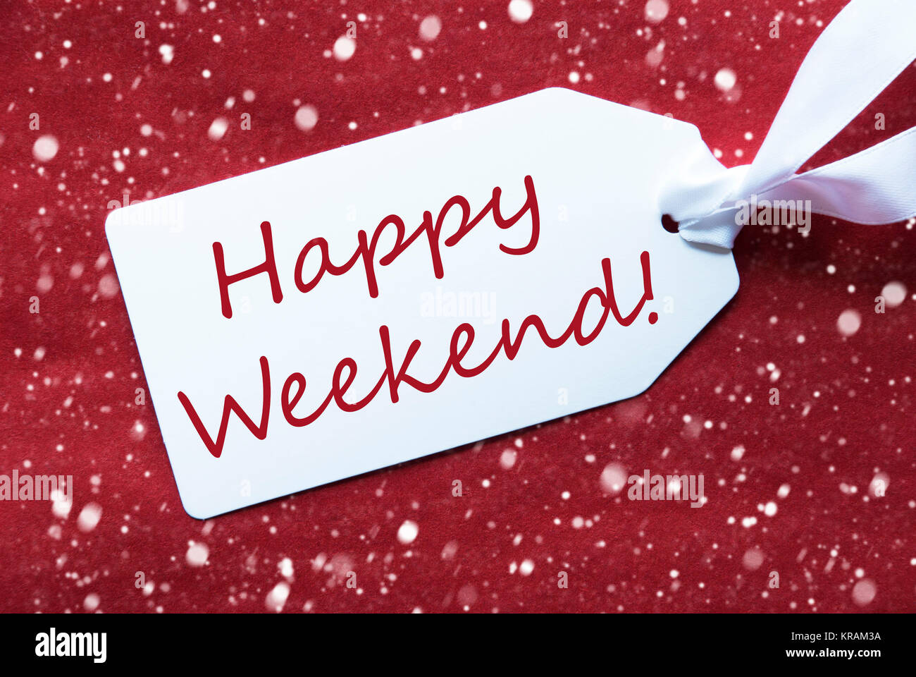Una etichetta bianca su un rosso sfondo a trama. Tag con nastro e fiocchi di neve. Testo inglese Happy Weekend Foto Stock