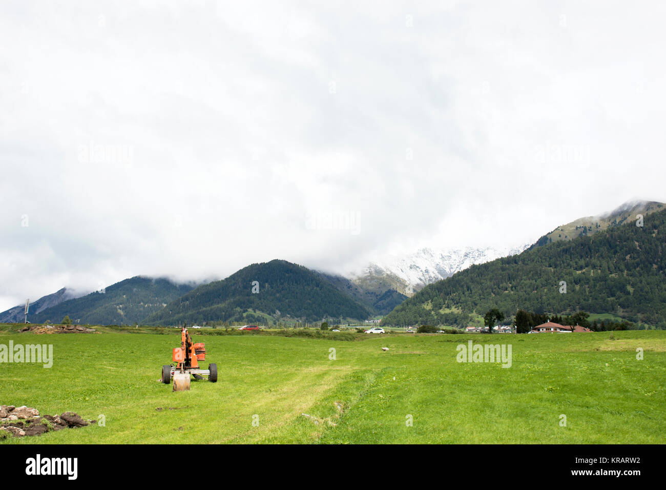 I viaggiatori persone guida auto in autostrada road andare a Pfunds villaggio alla campagna passata Malles Venosta villaggio in val Venosta città in Trentino-Alt Foto Stock