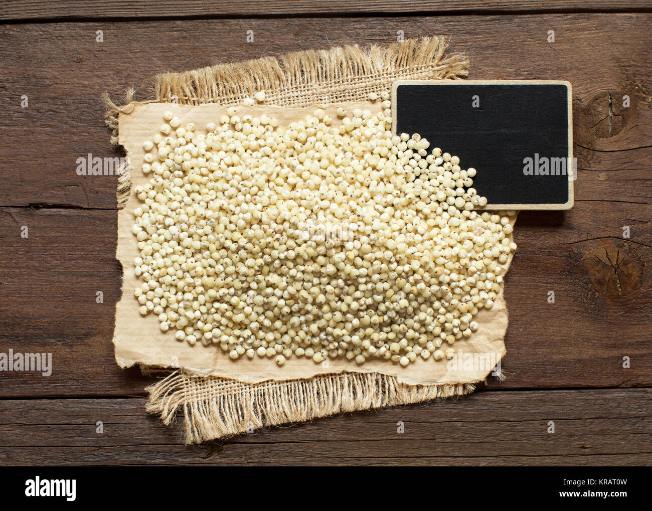 White grano di sorgo con una piccola lavagna Foto Stock