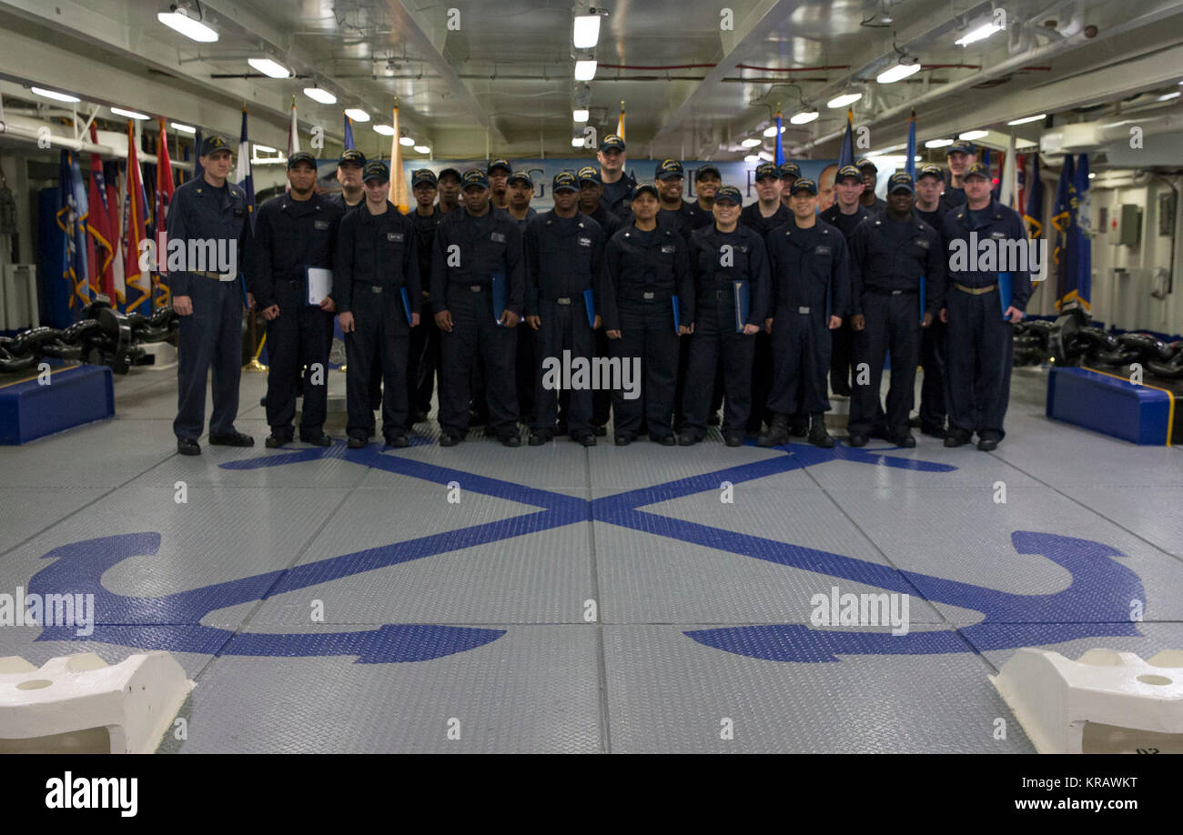 Oceano atlantico (dec. n. 13, 2017) -- velisti assegnati alla USS Gerald Ford (CVN 78) coperta posare per un gruppo Foto Stock