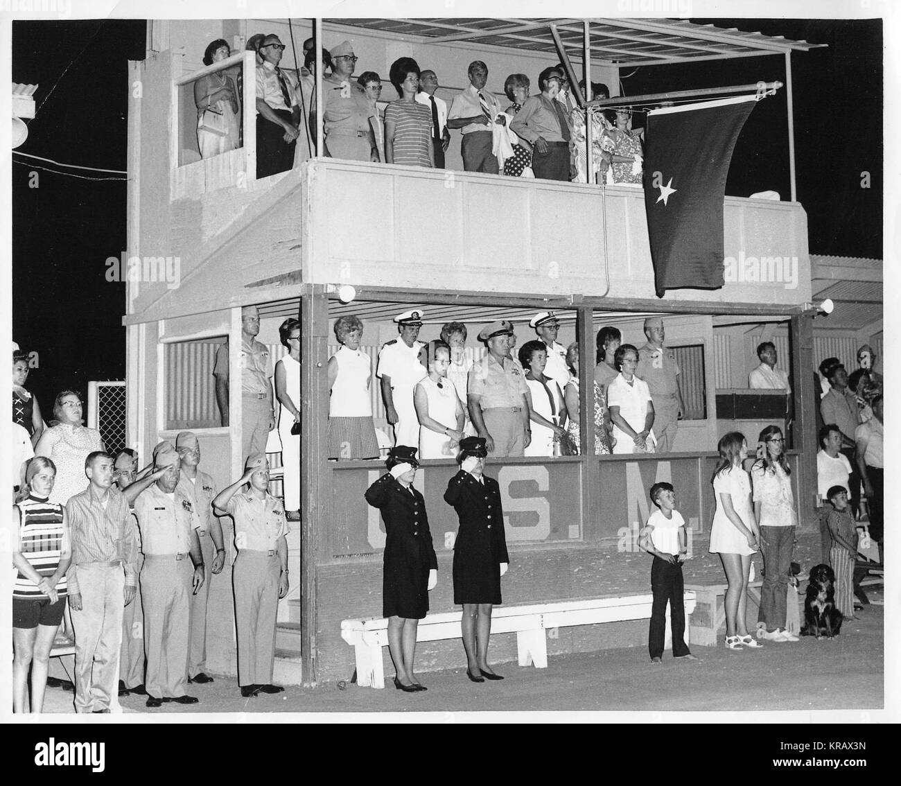 Il personale di base e la famiglia Sorensen onore Capt. M. A. Sorensen durante la rinomina del Nebo campo atletico in suo nome nel settembre 1953. Foto Stock