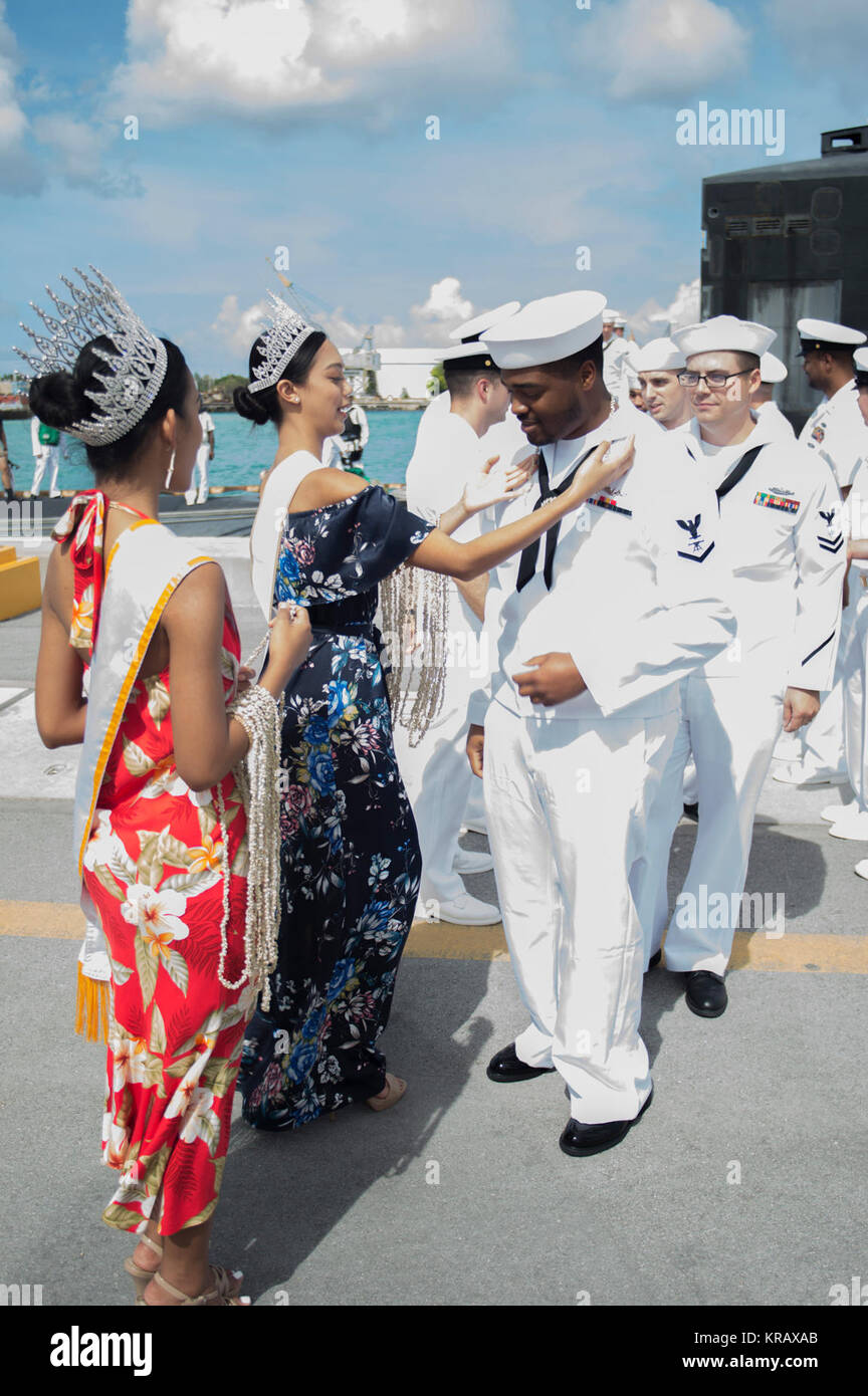 Velisti assegnati a Los Angeles-class attack submarine USS Asheville (SSN 758) sono accolti a Guam entro il 2017 Miss Asia Pacific International Annania Nauta, centro e 2017 Miss Mondo Guam destino Cruz durante il loro arrivo celebrazione presso la base navale di Guam. Asheville sostituito USS Chicago (SSN 721) Come Guam della quarta marcia avanti-distribuito sottomarino. (U.S. Navy Foto Stock